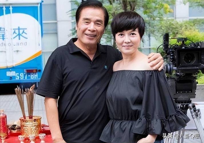 和6个老婆共处一室，每月每人发7万零花钱，71岁还娶美娇妻好潇洒