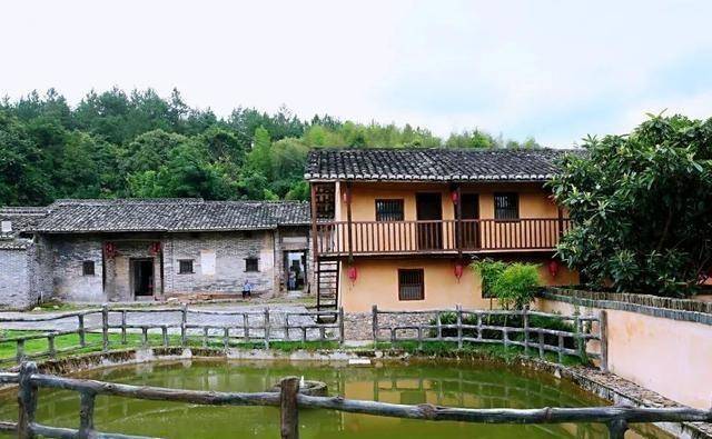 江西又一座古村，建于明朝，村民皆为陈姓，还有两座清朝客家围屋