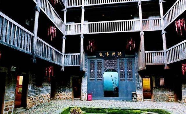 江西又一座古村，建于明朝，村民皆为陈姓，还有两座清朝客家围屋