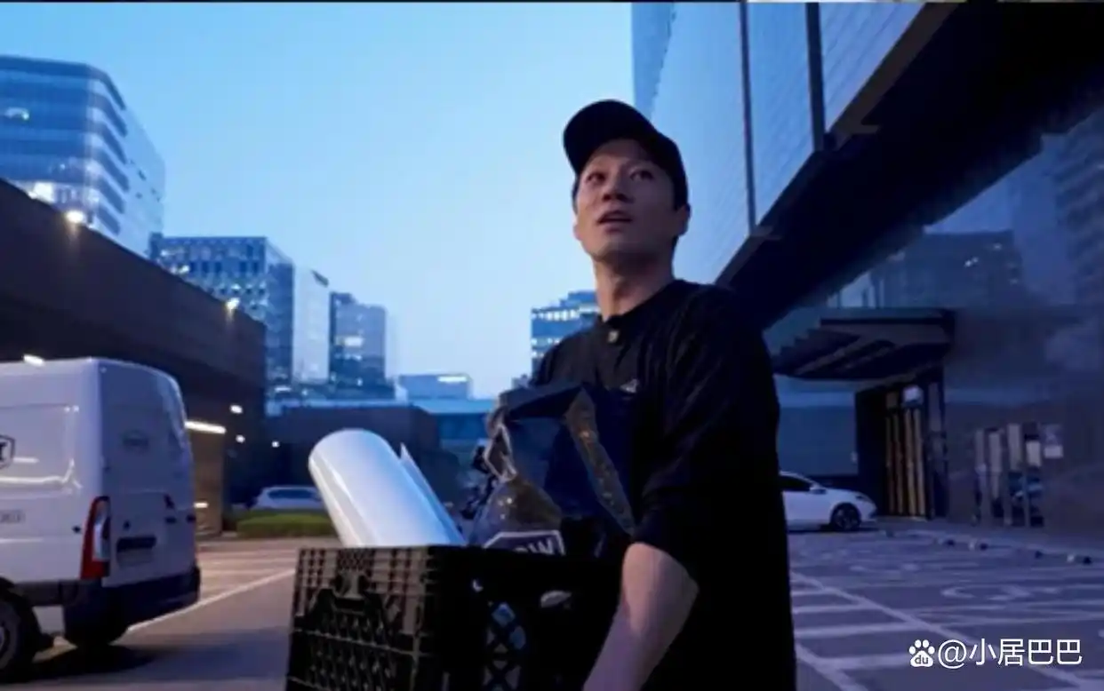 昔日韩剧男星退圈创业,亲自做木工、卖家具,小9岁妻子不离不弃