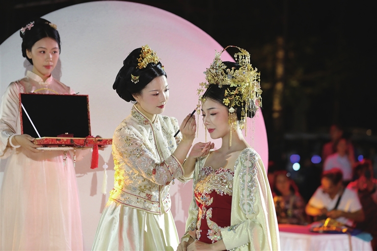 第二十九届三亚天涯海角婚庆节暨浪漫盛典启幕