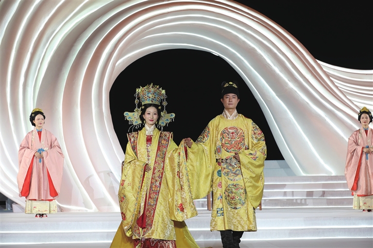 第二十九届三亚天涯海角婚庆节暨浪漫盛典启幕