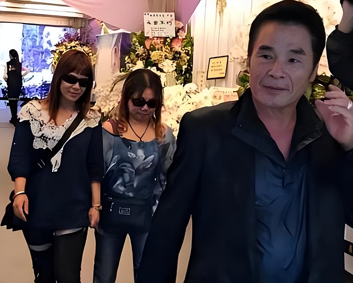 “6个老婆”同住一屋，每人每月7万零花钱，71岁又娶美丽小娇妻