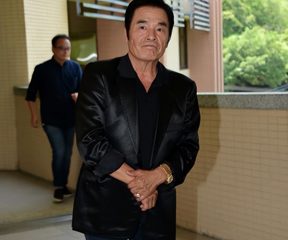 “6个老婆”同住一屋，每人每月7万零花钱，71岁又娶美丽小娇妻