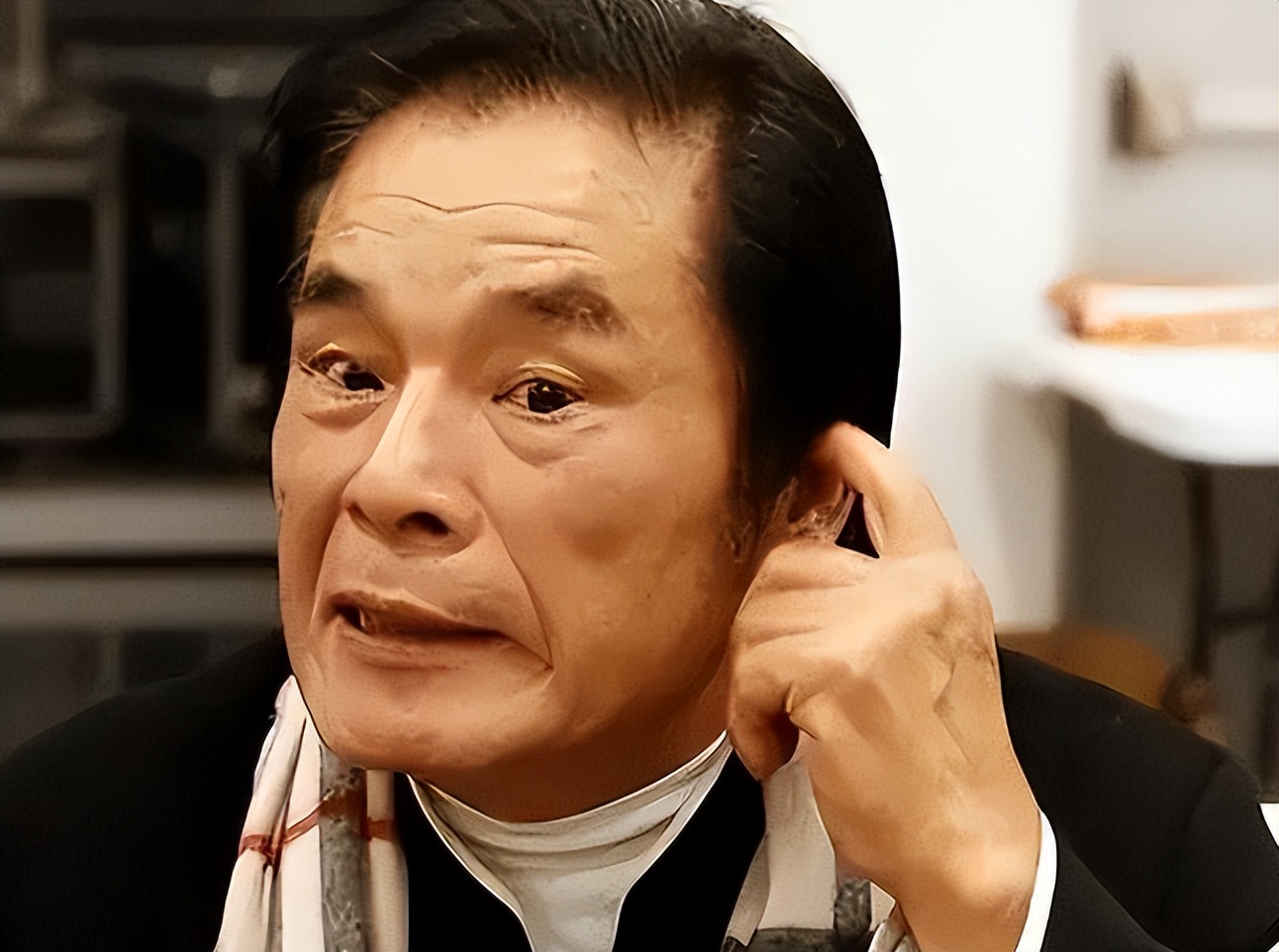 “6个老婆”同住一屋，每人每月7万零花钱，71岁又娶美丽小娇妻