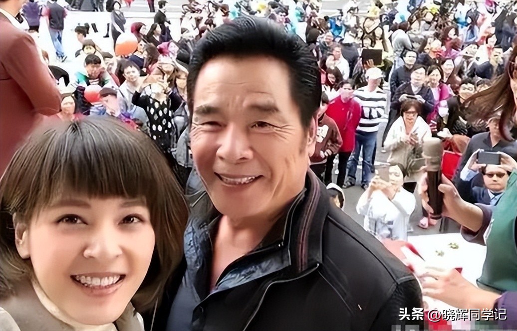 和6个老婆共处一室，每月每人发7万零花钱，71岁还娶美娇妻？