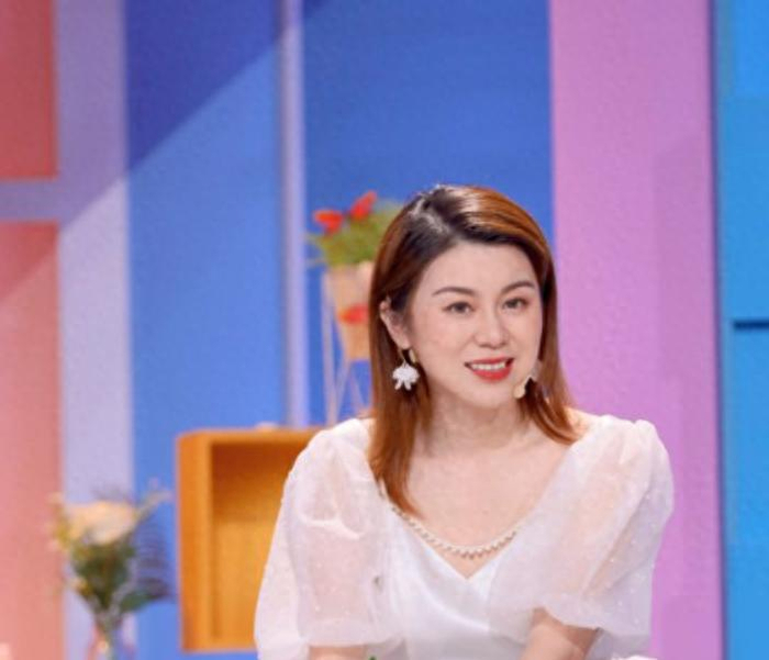 广东台当红女主持，丈夫也是主持人却为她回归家庭，一家子很幸福