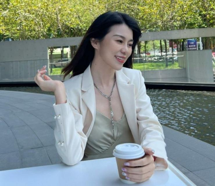 广东台当红女主持，丈夫也是主持人却为她回归家庭，一家子很幸福