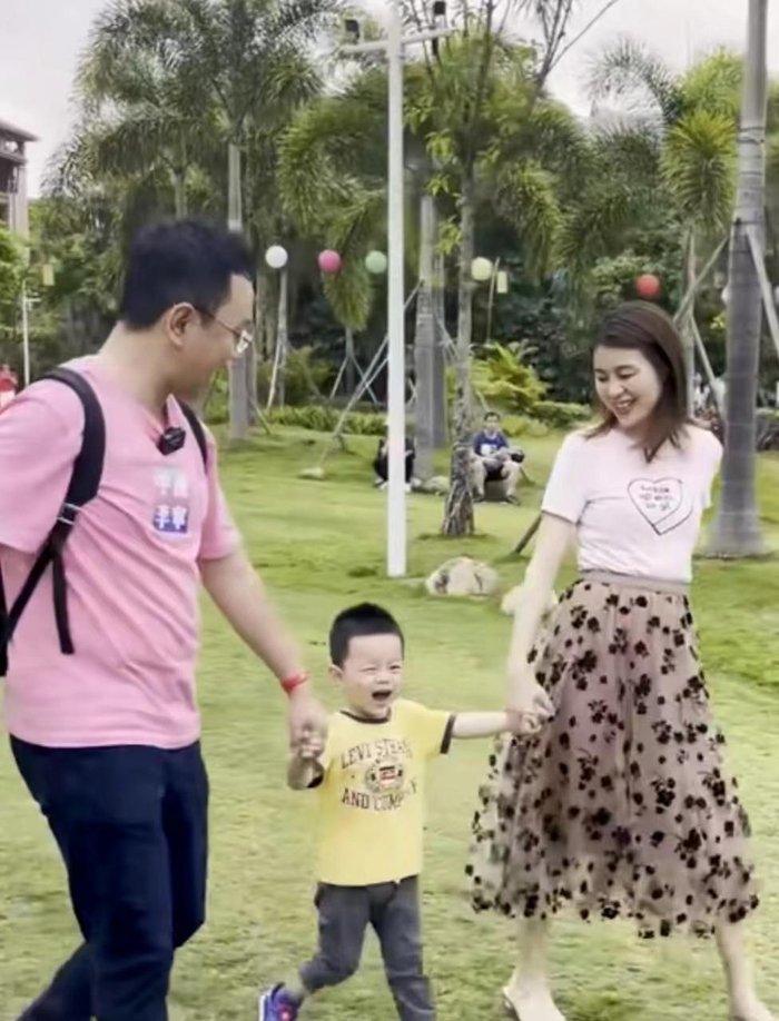 广东台当红女主持，丈夫也是主持人却为她回归家庭，一家子很幸福