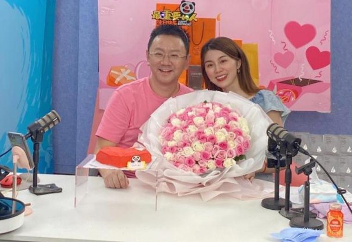 广东台当红女主持，丈夫也是主持人却为她回归家庭，一家子很幸福
