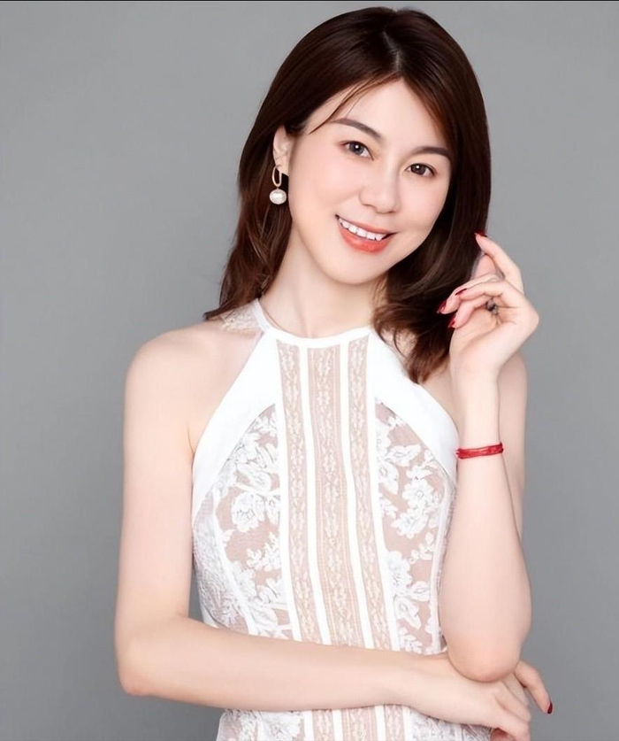 广东台当红女主持，丈夫也是主持人却为她回归家庭，一家子很幸福