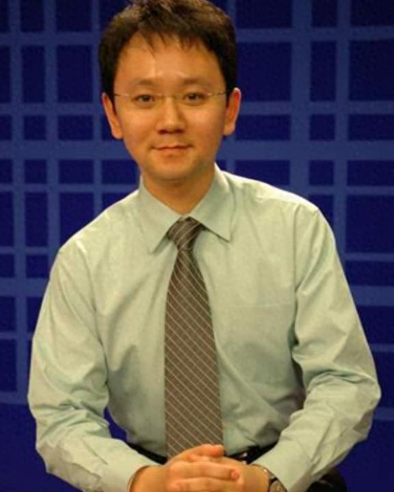 广东台当红女主持，丈夫也是主持人却为她回归家庭，一家子很幸福