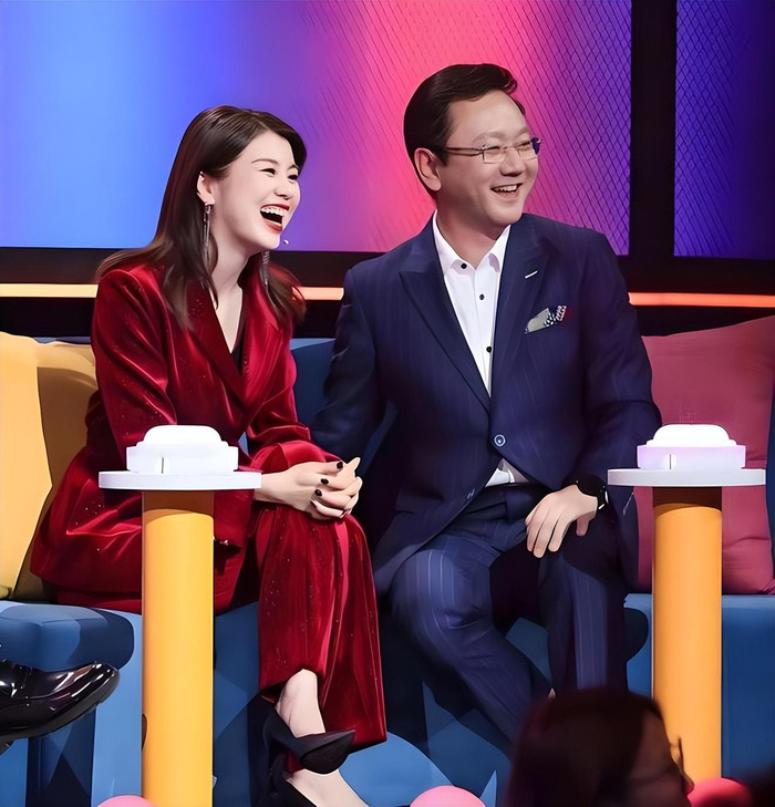 广东台当红女主持，丈夫也是主持人却为她回归家庭，一家子很幸福