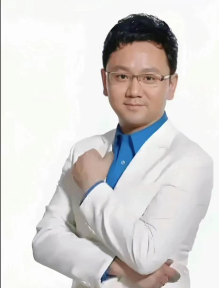 广东台当红女主持，丈夫也是主持人却为她回归家庭，一家子很幸福