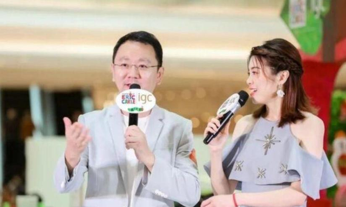 广东台当红女主持，丈夫也是主持人却为她回归家庭，一家子很幸福