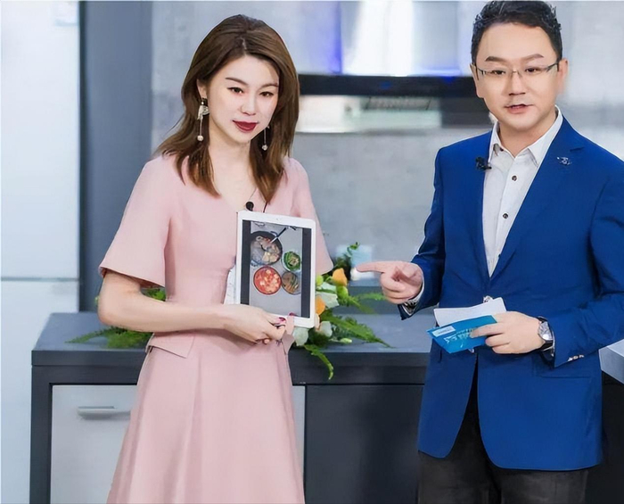 广东台当红女主持，丈夫也是主持人却为她回归家庭，一家子很幸福