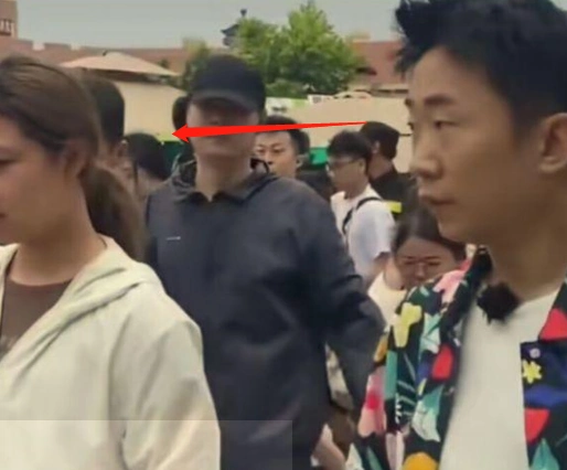 杨迪被曝耍大牌，出行保安拦路开道、与行人互骂，本人回应