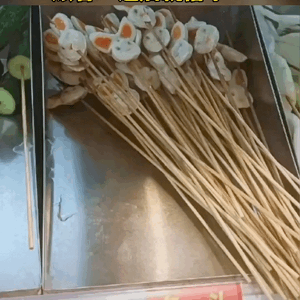 小尚宝的365：近日河南，一名女子和朋友路过一家自助火锅店，在门口写着＂麻辣兔头＂不限量，俩人心想这也太超级划算了，进店后女子拿着盘子寻找麻辣兔头，当她看见麻辣兔头时，气得自己哭笑不得。据女子透露，那天她和朋友一起去逛街，到了中午吃饭时，恰巧路过一家自助火锅店，在火锅店门口写着麻辣兔头不限量，俩人当时就觉待可以随便吃，想吃啥吃啥，又有麻辣兔头可以吃，一举两得。当她付完钱后，就和朋友开始点菜