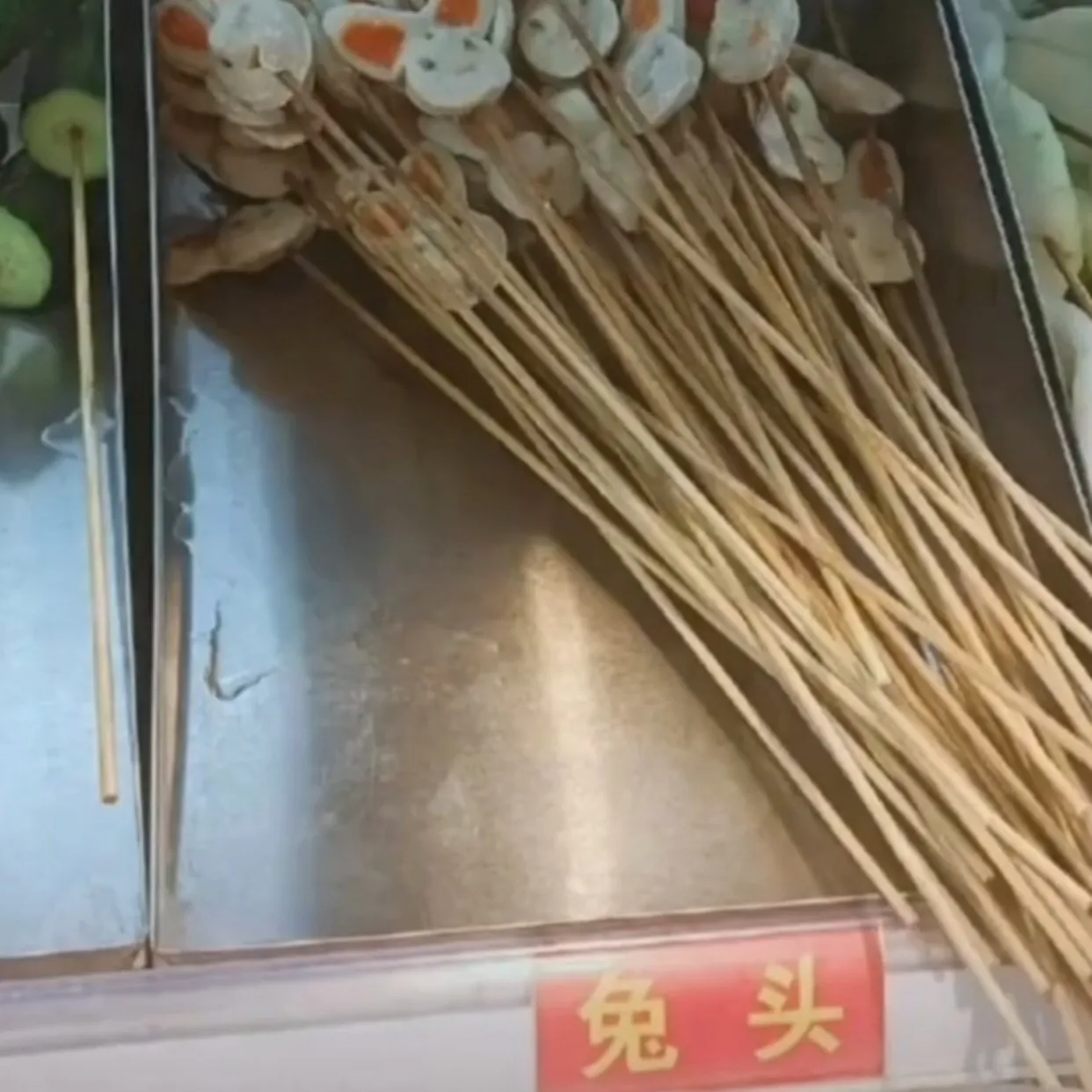小尚宝的365：近日河南，一名女子和朋友路过一家自助火锅店，在门口写着＂麻辣兔头＂不限量，俩人心想这也太超级划算了，进店后女子拿着盘子寻找麻辣兔头，当她看见麻辣兔头时，气得自己哭笑不得。据女子透露，那天她和朋友一起去逛街，到了中午吃饭时，恰巧路过一家自助火锅店，在火锅店门口写着麻辣兔头不限量，俩人当时就觉待可以随便吃，想吃啥吃啥，又有麻辣兔头可以吃，一举两得。当她付完钱后，就和朋友开始点菜