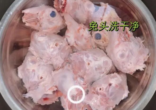花8000学来的麻辣兔头做法，香辣爽口，回味无穷！麻辣油是关键
