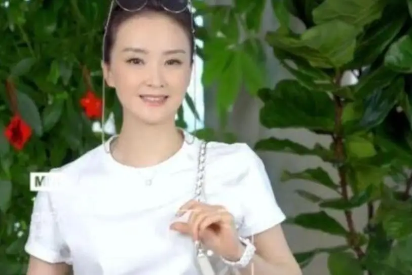 结婚二十五年，51岁的王艳终于熬出头，她的现状超出了网友的预估