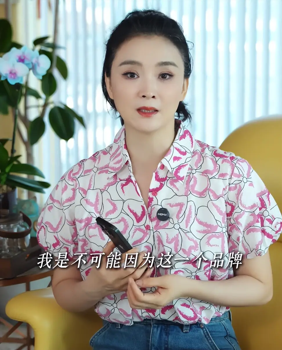 结婚二十五年，51岁的王艳终于熬出头，她的现状超出了网友的预估