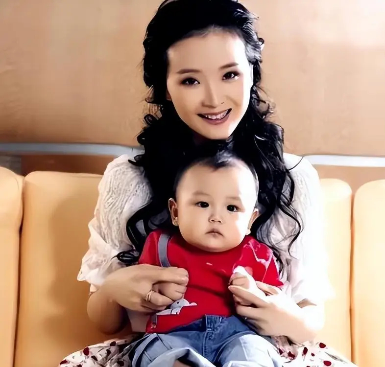 结婚二十五年，51岁的王艳终于熬出头，她的现状超出了网友的预估