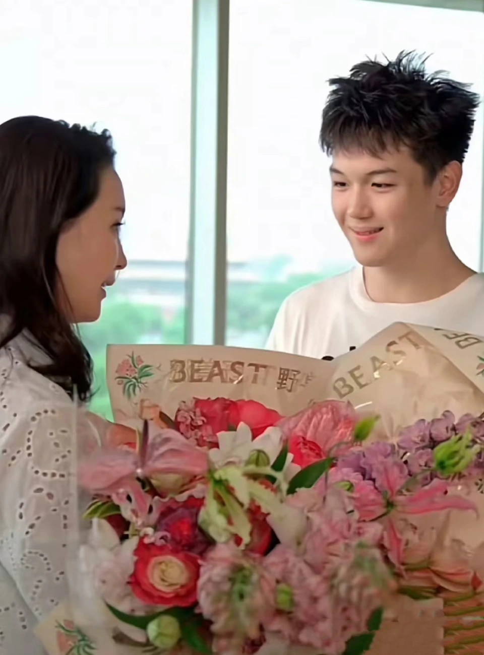 王艳晒家庭照，扎马尾看着比小8岁继子年轻，球球比王烁帅很多