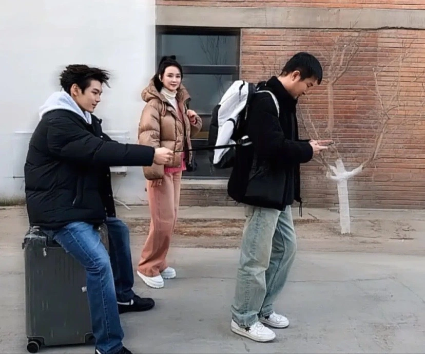 王艳晒家庭照，扎马尾看着比小8岁继子年轻，球球比王烁帅很多