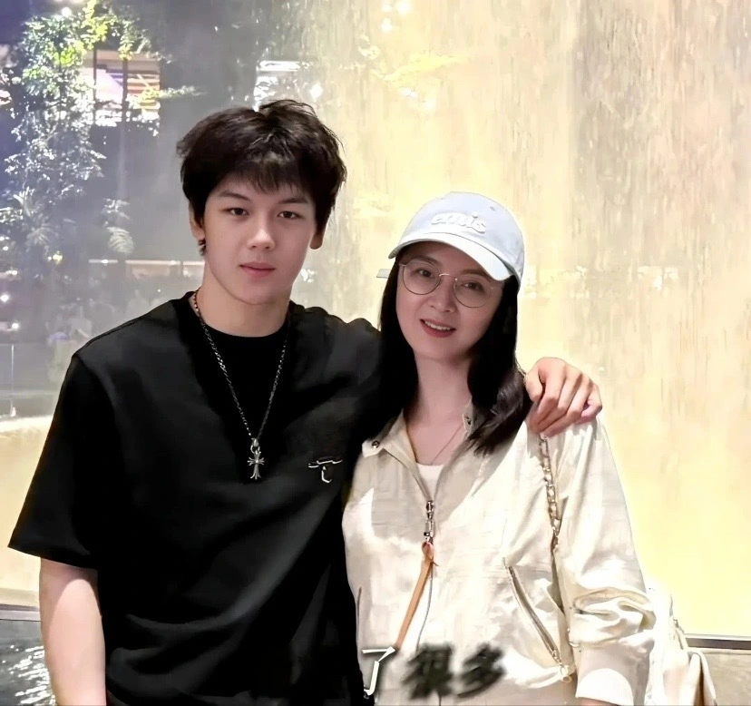 王艳晒家庭照，扎马尾看着比小8岁继子年轻，球球比王烁帅很多