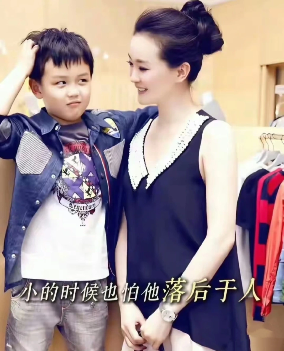 王艳晒家庭照，扎马尾看着比小8岁继子年轻，球球比王烁帅很多