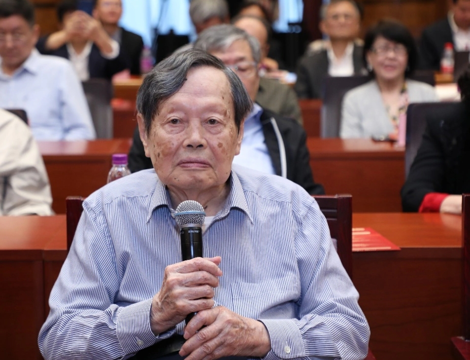 1973年杨振宁接受采访，记者：您曾说毛主席物理造诣高？杨：不是