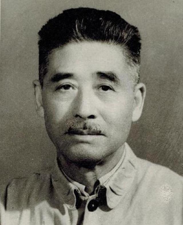 2024年，102岁杨振宁在北京别墅里留影，头发还很黑，翁帆长胖了