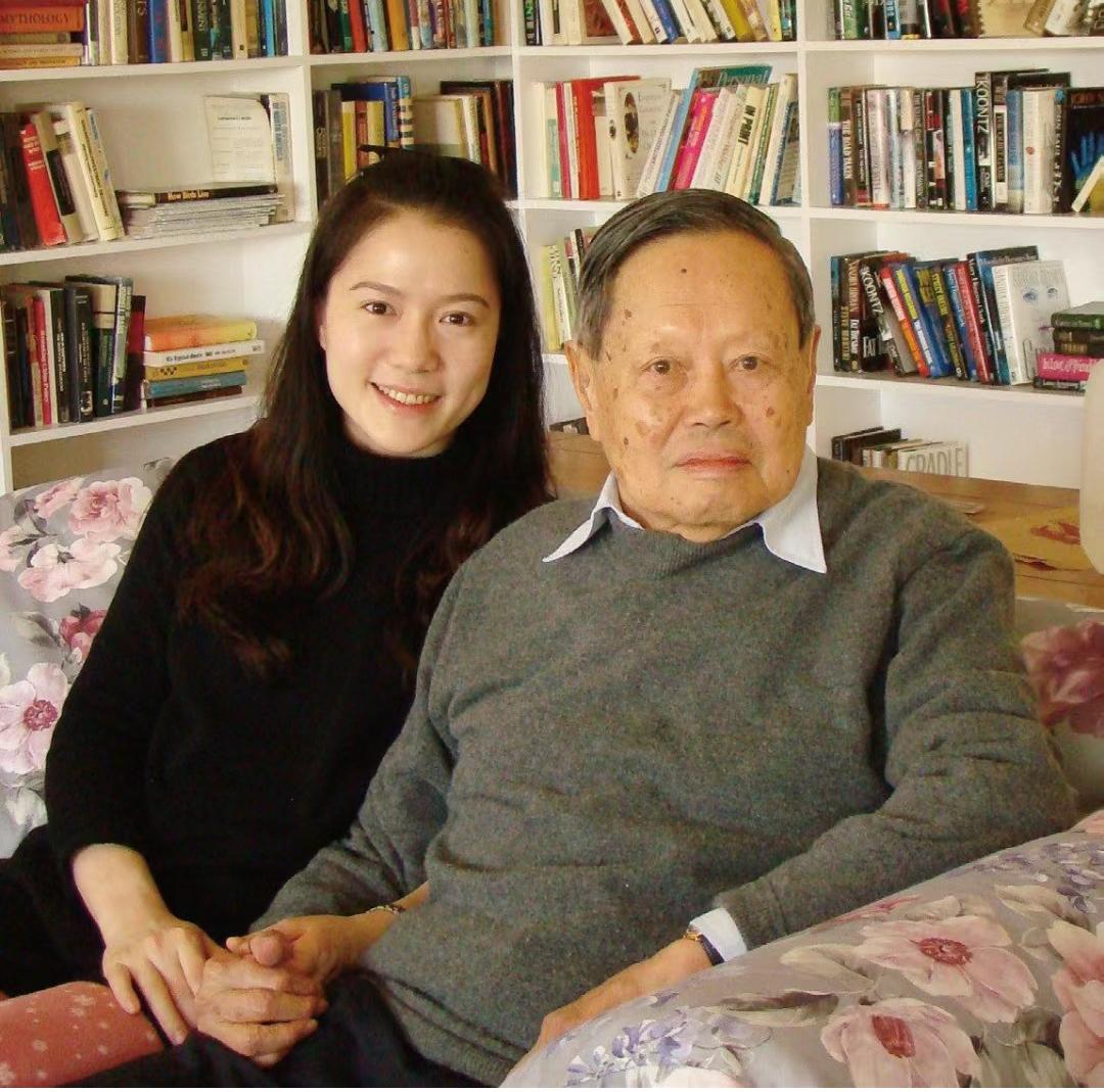2024年，102岁杨振宁在北京别墅里留影，头发还很黑，翁帆长胖了