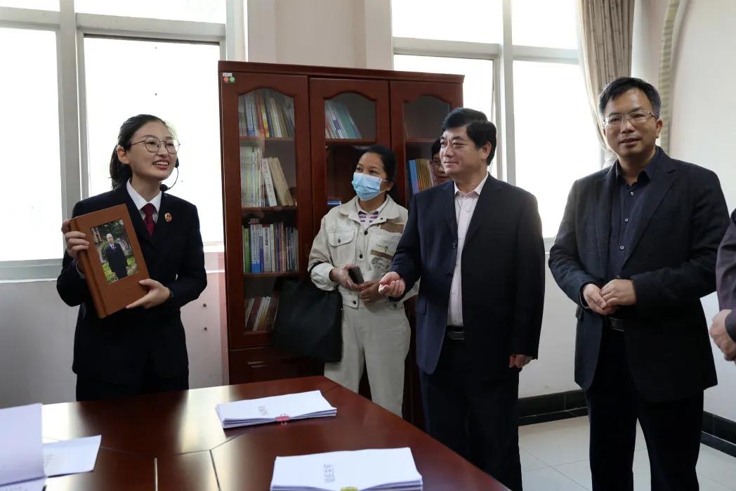 玉林市离退休干部党建工作考察团到市检察院参观指导工作