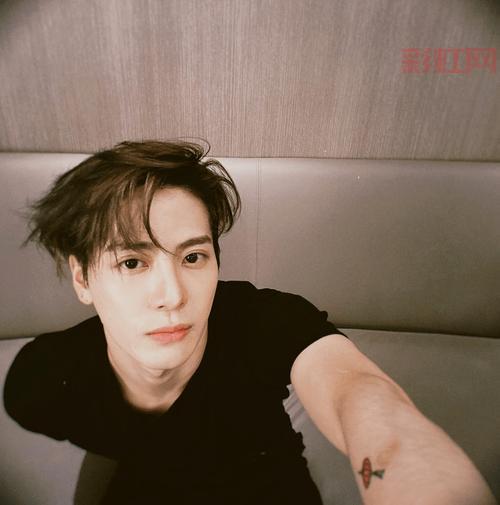 王嘉尔粉丝热议：探索supermarket me的趣味谐音梗