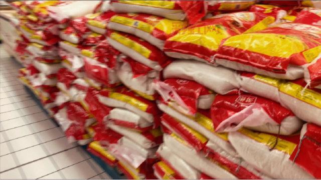 女子超市买250斤过期大米索赔未果 被老板铁锹打伤