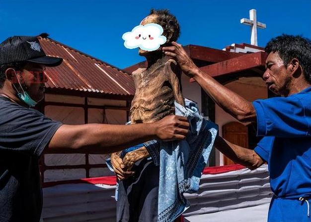 变态自拍事件：女孩与尸体合影引发网友热议