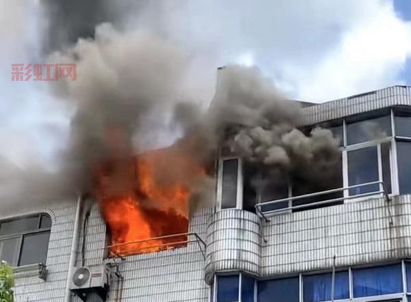 小区惊现“纵火犯的踪迹”，4天3起火灾竟是邻居干的！