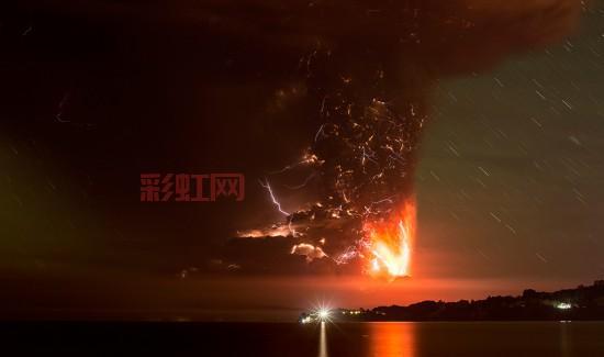 智利火山探秘：比亚里卡与卡尔布科火山的活跃现象