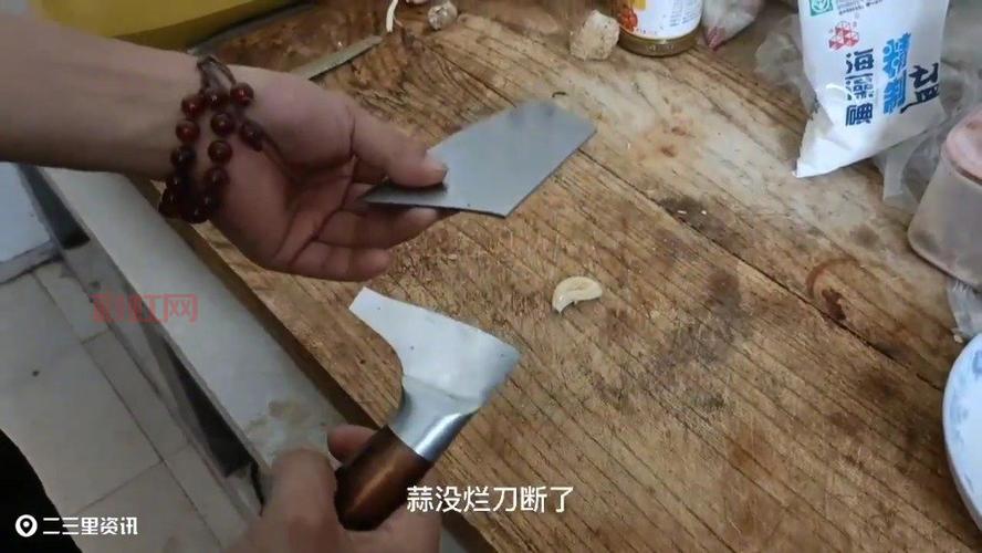 张小泉菜刀再现拍蒜断裂