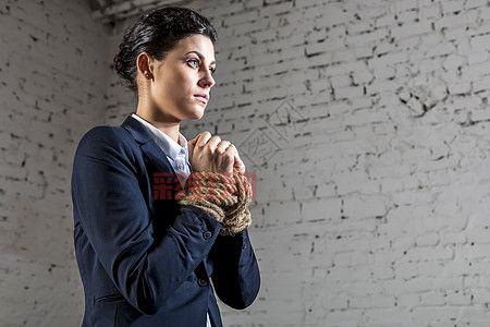 双手绑着被吊着进入