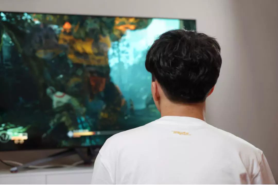 忘掉电视，这才是客厅游戏上佳之选！华硕ROG Swift PG65UQ巨幕游戏显示器体验