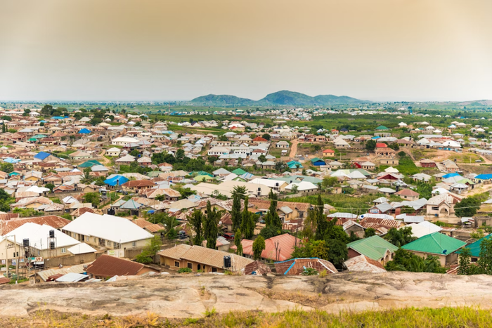 2025，毕业生 “卷” 向出海