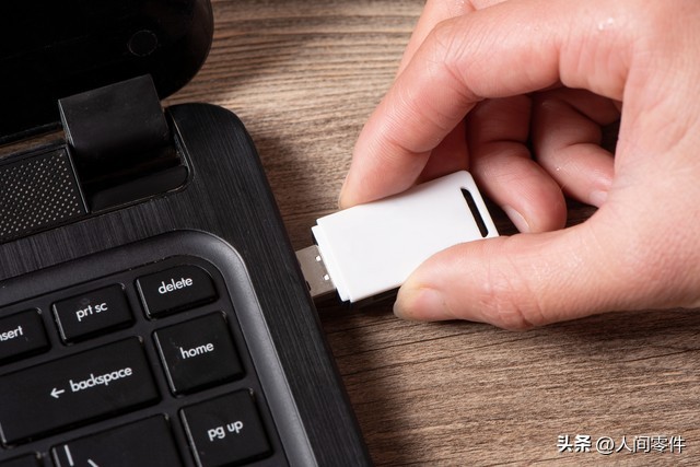 U盘为何卡4GB?藏在文件系统里的"老规矩"