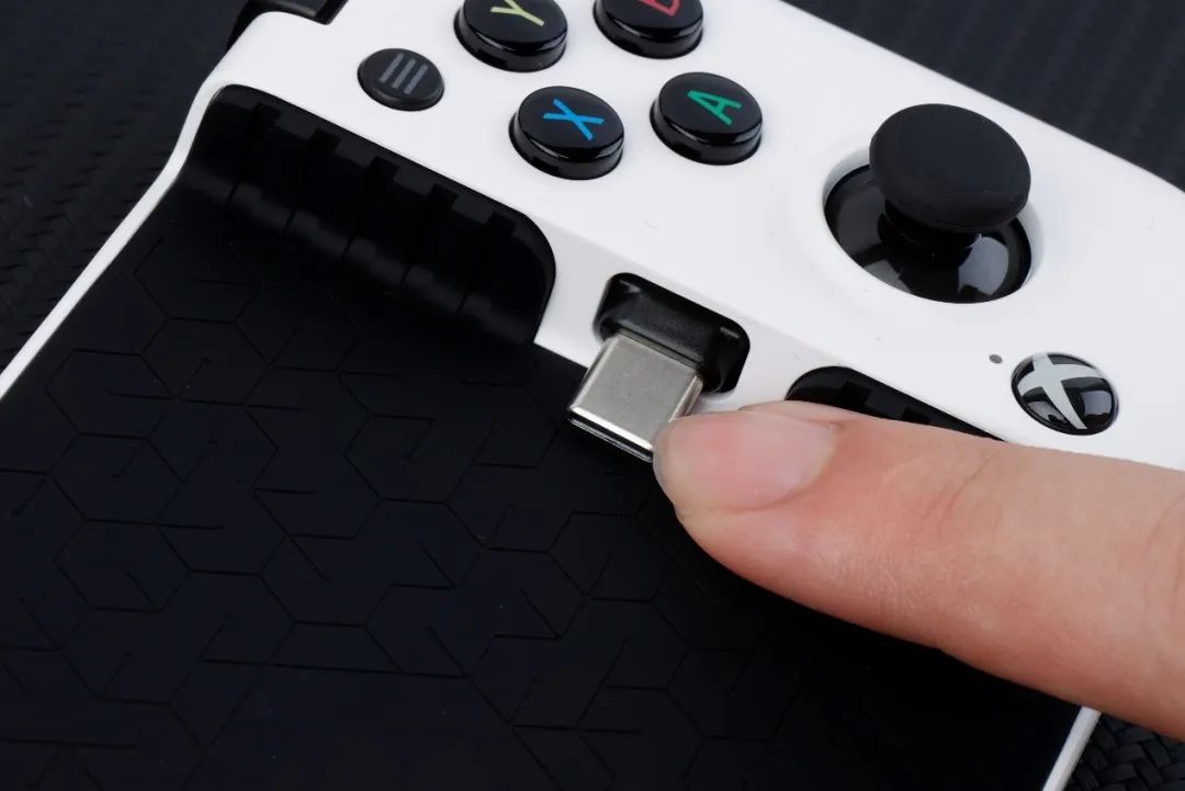 手机手柄的终极形态？盖世小鸡X2 Pro游戏手柄