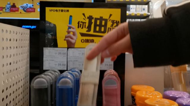 网上都不卖的电子烟，未成年人能在便利店买到吗？电子烟管理何去何从