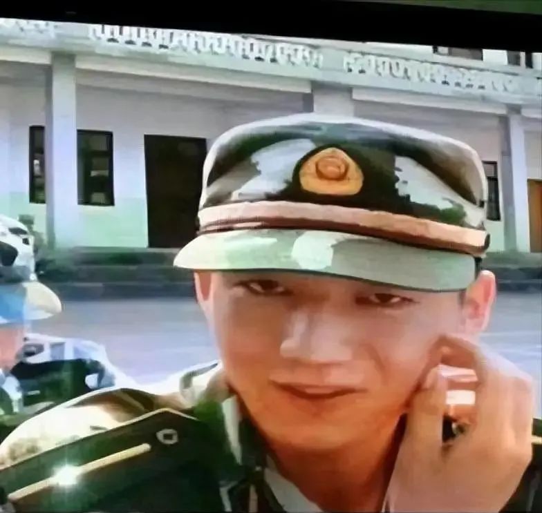 《变形计》中的农村娃，靠读书改变命运，如今成为国防武警排长