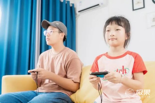 摄影师亲鉴!画质无死角、还能游戏带娃,一屏搞定全家“娱乐”
