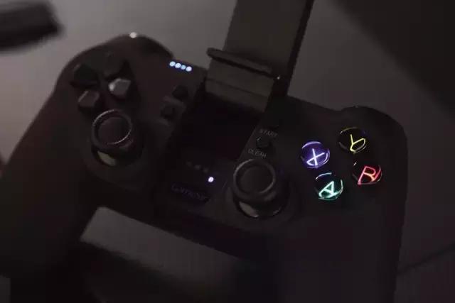 走在更好的路上——盖世小鸡T1游戏手柄